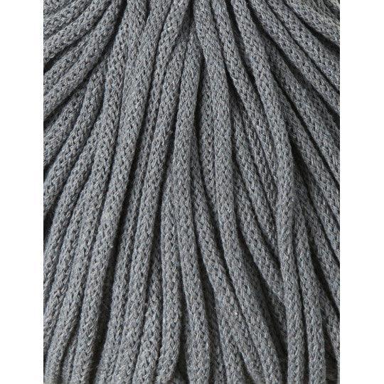 Nahaufnahme der Bobbiny Premium Baumwollkordel, 5 mm, 100 Meter, die die Textur und Weichheit der Kordel zeigt, perfekt für Makramee und Häkelarbeiten.
